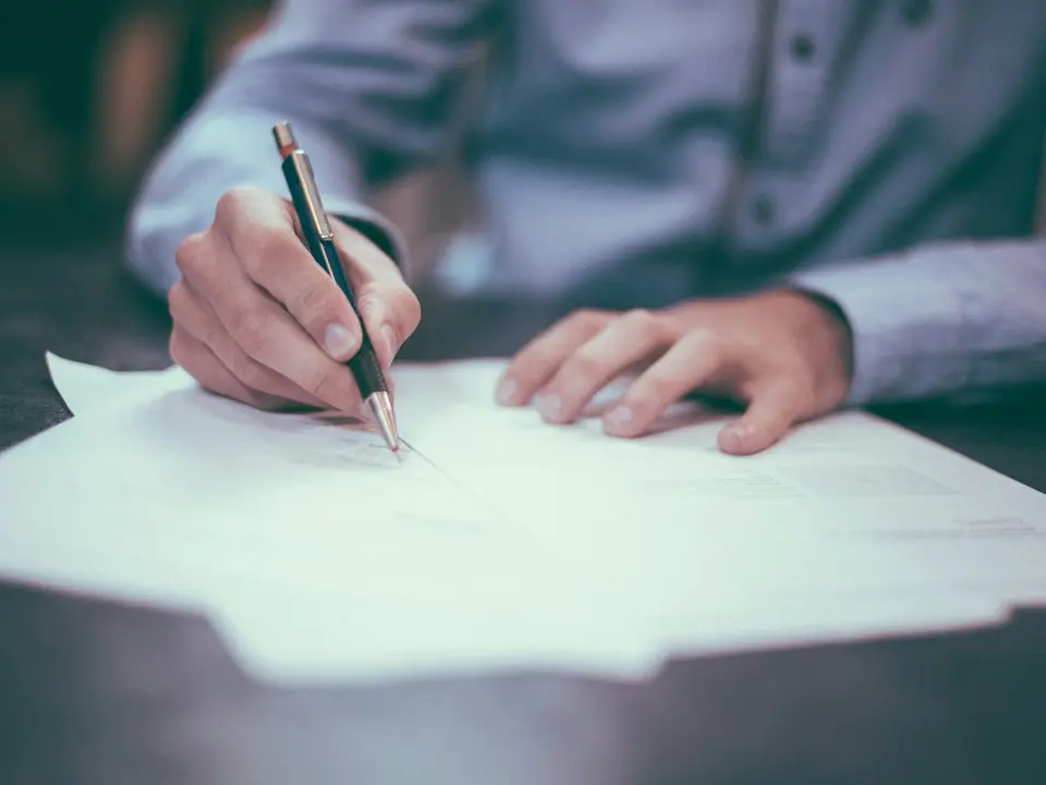 Firma di una pratica su documento